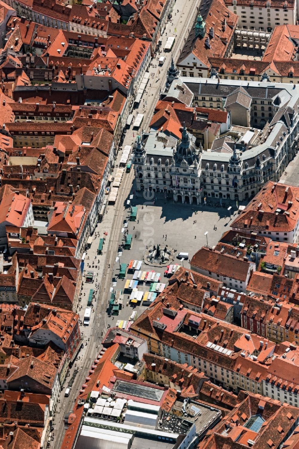 Luftaufnahme Graz - Gebäude der Stadtverwaltung - Rathaus am Marktplatz in Graz in Steiermark, Österreich