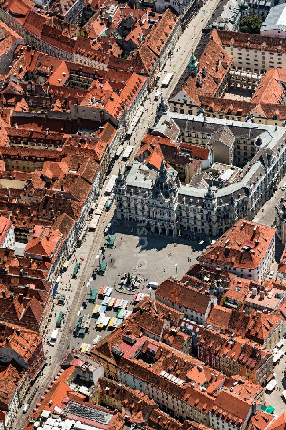 Graz von oben - Gebäude der Stadtverwaltung - Rathaus am Marktplatz in Graz in Steiermark, Österreich