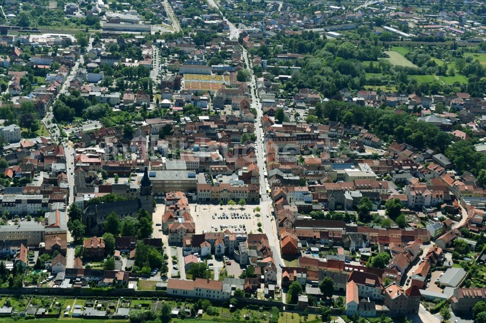 Luftaufnahme Haldensleben - Gebäude der Stadtverwaltung - Rathaus am Marktplatz in Haldensleben im Bundesland Sachsen-Anhalt, Deutschland