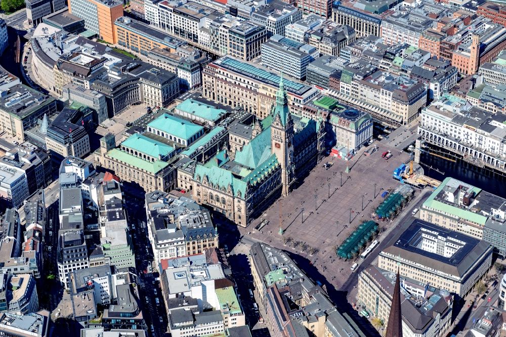 Hamburg aus der Vogelperspektive: Gebäude der Stadtverwaltung - Rathaus am Marktplatz in Hamburg, Deutschland