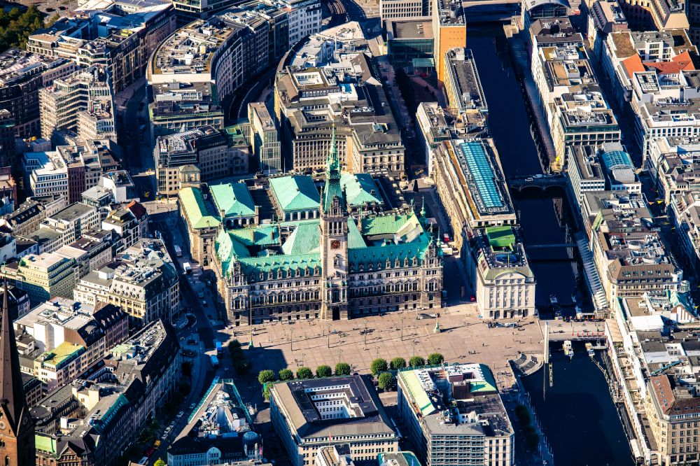 Luftaufnahme Hamburg - Gebäude der Stadtverwaltung - Rathaus am Marktplatz in Hamburg, Deutschland