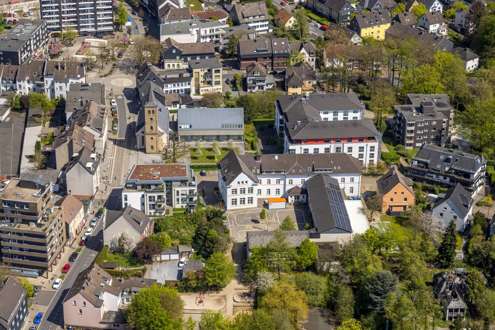 Heiligenhaus aus der Vogelperspektive: Gebäude der Stadtverwaltung - Rathaus am Marktplatz in Heiligenhaus im Bundesland Nordrhein-Westfalen