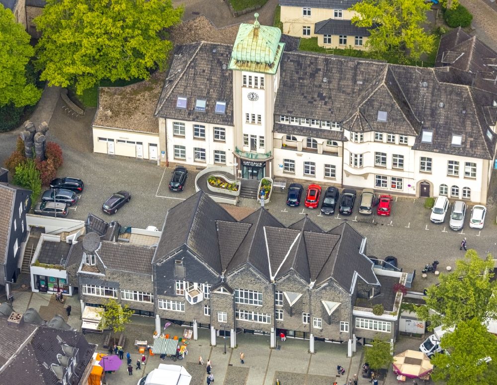 Luftbild Herdecke - Gebäude der Stadtverwaltung - Rathaus am Marktplatz in Herdecke im Bundesland Nordrhein-Westfalen, Deutschland