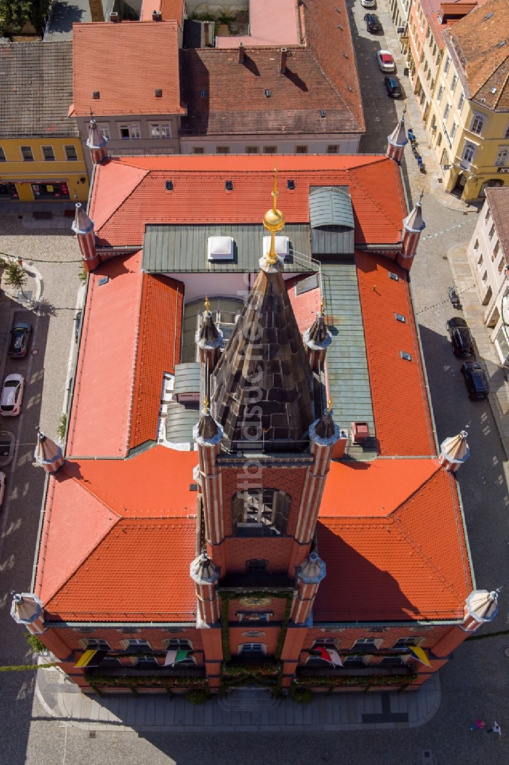Luftaufnahme Kamenz - Gebäude der Stadtverwaltung - Rathaus am Marktplatz in Kamenz im Bundesland Sachsen, Deutschland