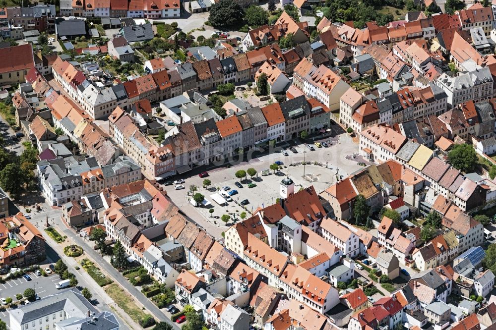 Luftaufnahme Leisnig - Gebäude der Stadtverwaltung - Rathaus am Marktplatz in Leisnig im Bundesland Sachsen, Deutschland