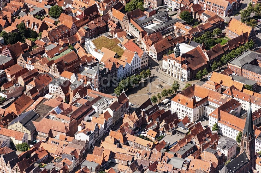 Luftaufnahme Lüneburg - Gebäude der Stadtverwaltung - Rathaus am Marktplatz in Lüneburg im Bundesland Niedersachsen, Deutschland