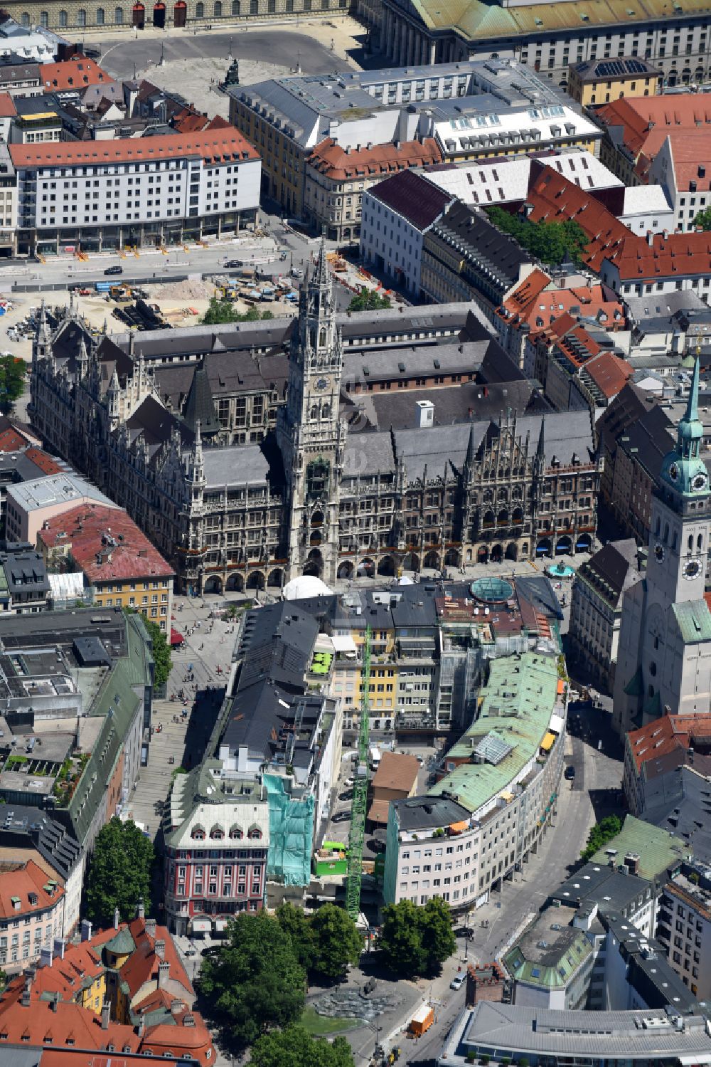 München aus der Vogelperspektive: Gebäude der Stadtverwaltung - Rathaus am Marktplatz in München im Bundesland Bayern, Deutschland