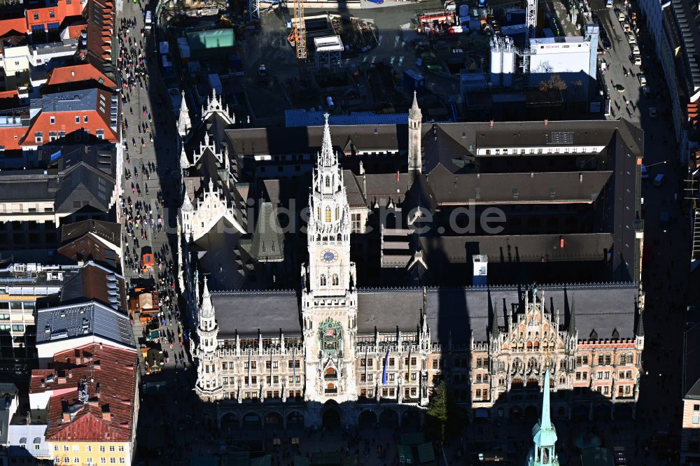 München aus der Vogelperspektive: Gebäude der Stadtverwaltung - Rathaus am Marktplatz in München im Bundesland Bayern, Deutschland