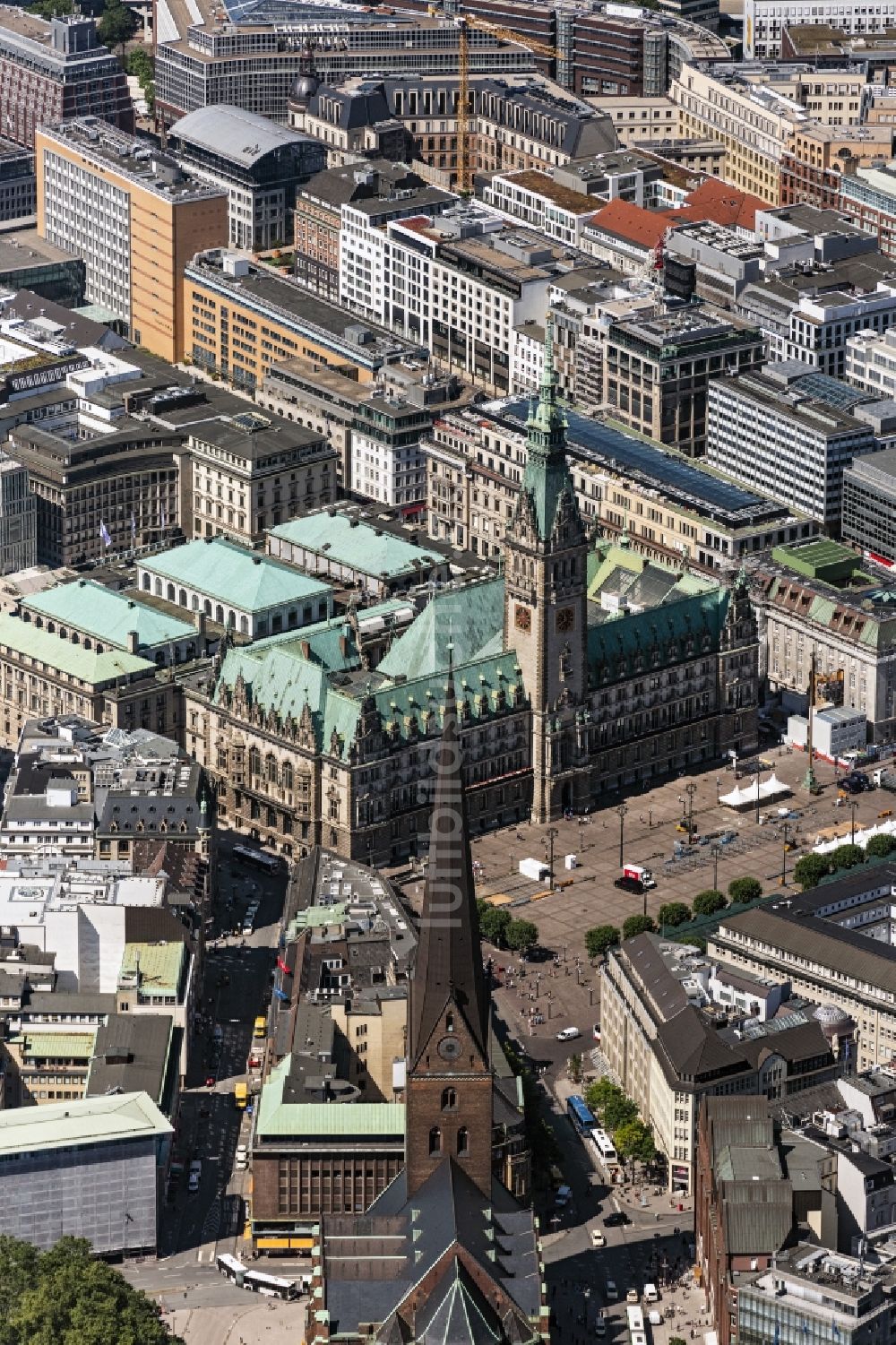 Luftaufnahme Hamburg - Gebäude der Stadtverwaltung - Rathaus am Marktplatz im Ortsteil Hamburg-Mitte in Hamburg, Deutschland