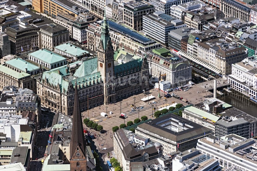 Hamburg von oben - Gebäude der Stadtverwaltung - Rathaus am Marktplatz im Ortsteil Hamburg-Mitte in Hamburg, Deutschland