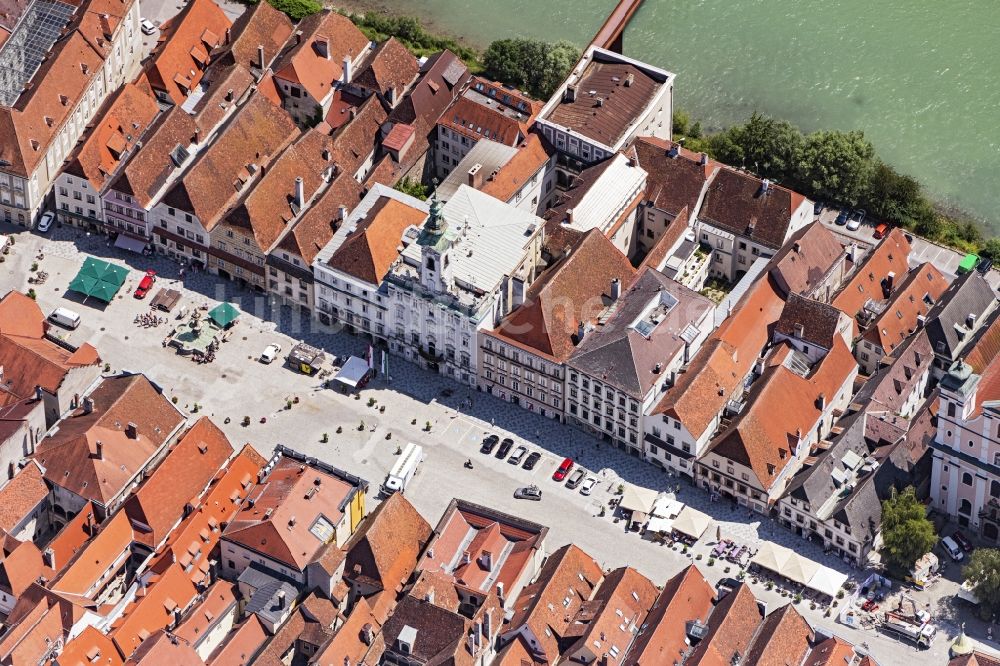 Luftbild Steyr - Gebäude der Stadtverwaltung - Rathaus am Marktplatz in Steyr in Oberösterreich, Österreich