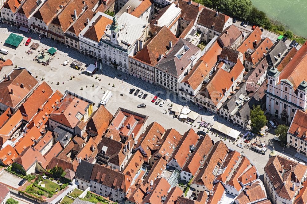 Luftaufnahme Steyr - Gebäude der Stadtverwaltung - Rathaus am Marktplatz in Steyr in Oberösterreich, Österreich