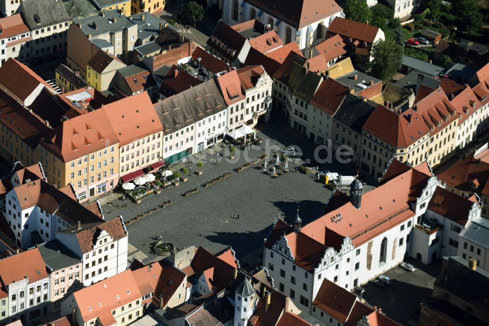 Luftaufnahme Torgau - Gebäude der Stadtverwaltung - Rathaus am Marktplatz in Torgau im Bundesland Sachsen