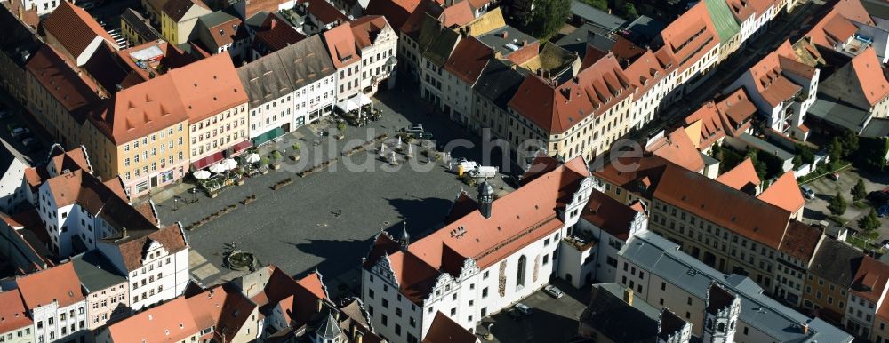 Torgau aus der Vogelperspektive: Gebäude der Stadtverwaltung - Rathaus am Marktplatz in Torgau im Bundesland Sachsen