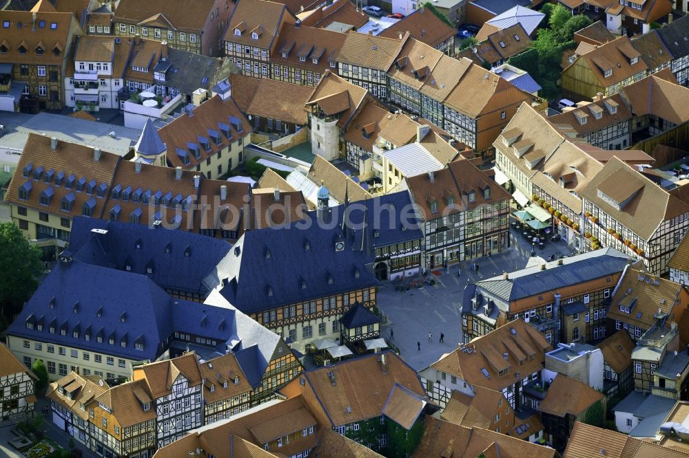 Luftaufnahme Wernigerode - Gebäude der Stadtverwaltung - Rathaus am Marktplatz in Wernigerode im Bundesland Sachsen-Anhalt, Deutschland