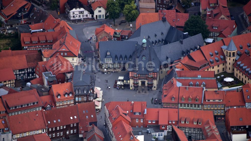 Wernigerode von oben - Gebäude der Stadtverwaltung - Rathaus am Marktplatz in Wernigerode im Bundesland Sachsen-Anhalt, Deutschland