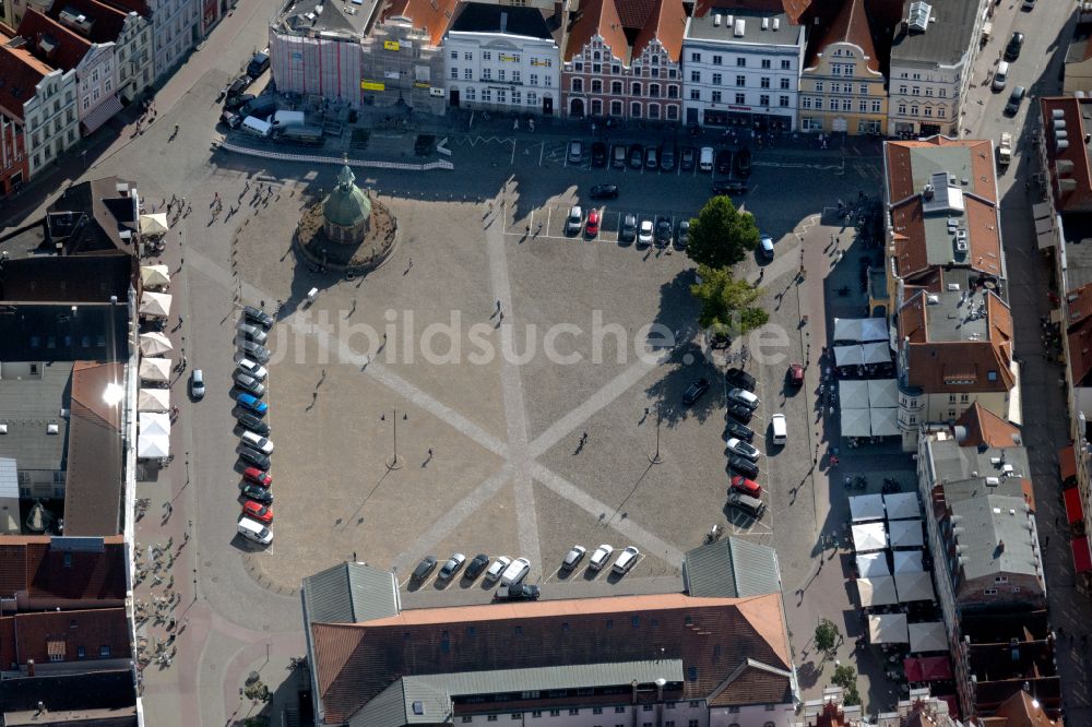 Luftaufnahme Wismar - Gebäude der Stadtverwaltung - Rathaus am Marktplatz in Wismar im Bundesland Mecklenburg-Vorpommern, Deutschland