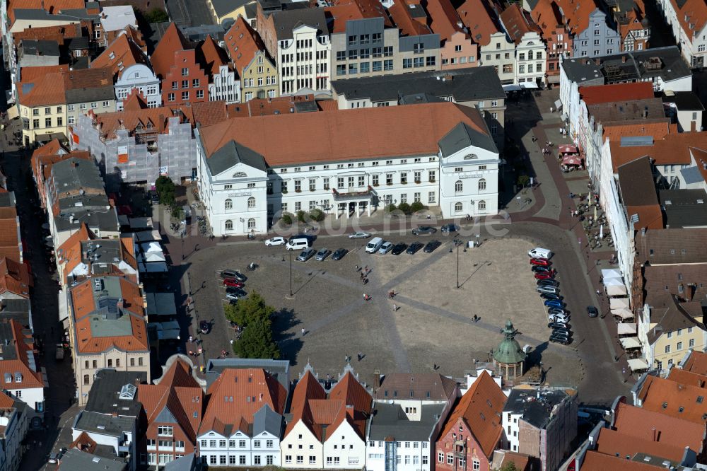 Luftbild Wismar - Gebäude der Stadtverwaltung - Rathaus am Marktplatz in Wismar im Bundesland Mecklenburg-Vorpommern, Deutschland