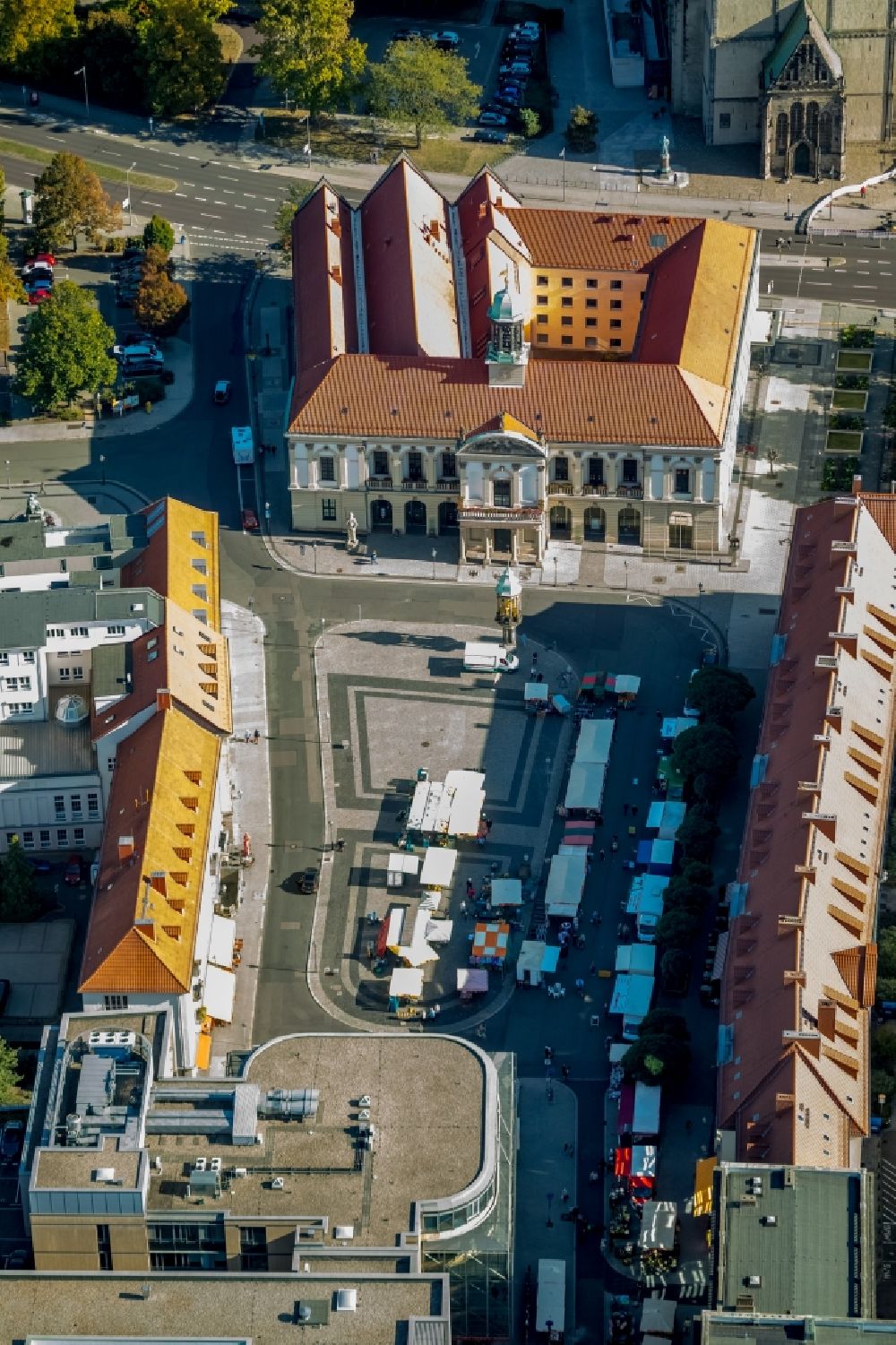 Luftbild Magdeburg - Gebäude der Stadtverwaltung - Rathaus am Marktplatz im Zentrum in Magdeburg im Bundesland Sachsen-Anhalt, Deutschland