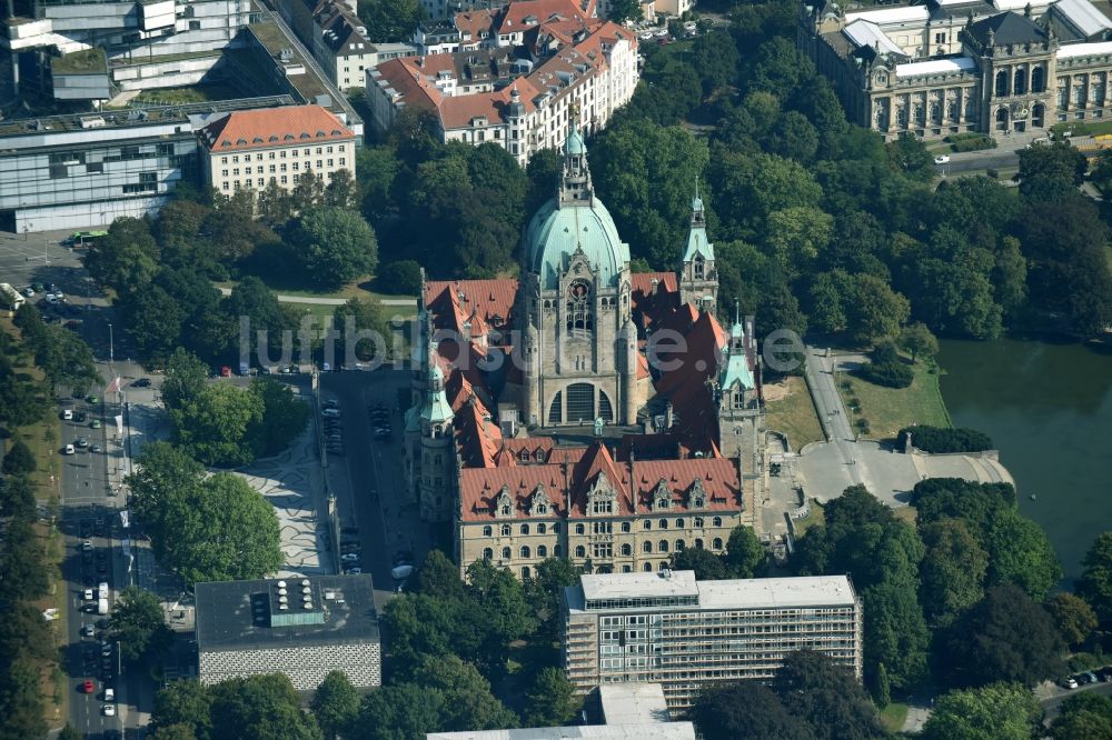 Luftaufnahme Hannover - Gebäude der Stadtverwaltung - Rathaus Neues Rathaus am Trammplatz in der Innenstadt von Hannover im Bundesland Niedersachsen