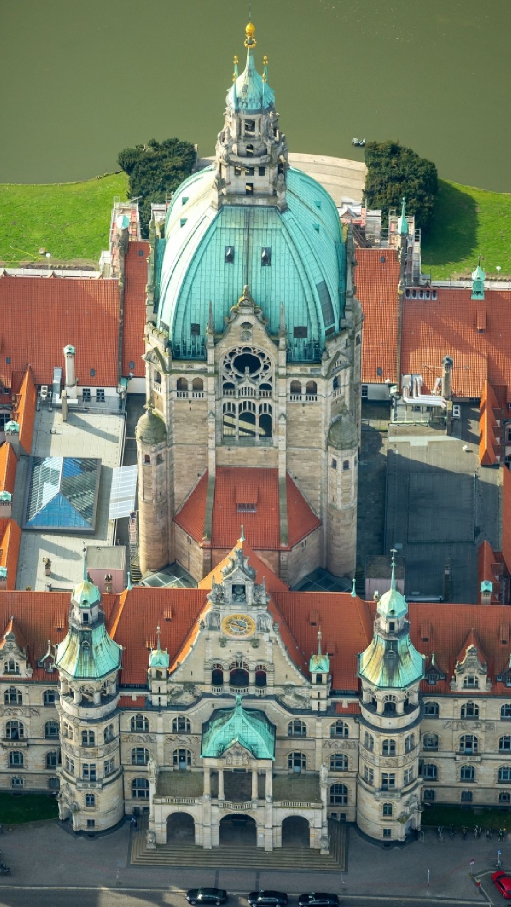 Hannover aus der Vogelperspektive: Gebäude der Stadtverwaltung - Rathaus Neues Rathaus am Trammplatz in der Innenstadt von Hannover im Bundesland Niedersachsen
