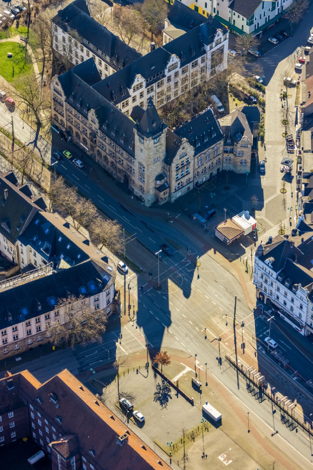 Luftbild Duisburg - Gebäude der Stadtverwaltung - Rathaus im Ortsteil Hamborn in Duisburg im Bundesland Nordrhein-Westfalen, Deutschland