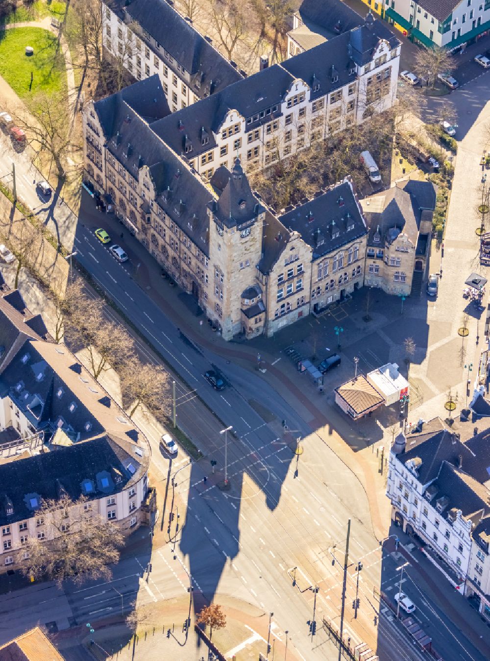 Luftaufnahme Duisburg - Gebäude der Stadtverwaltung - Rathaus im Ortsteil Hamborn in Duisburg im Bundesland Nordrhein-Westfalen, Deutschland
