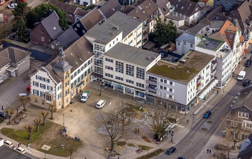 Essen von oben - Gebäude der Stadtverwaltung - Rathaus im Ortsteil Kettwig in Essen im Bundesland Nordrhein-Westfalen, Deutschland