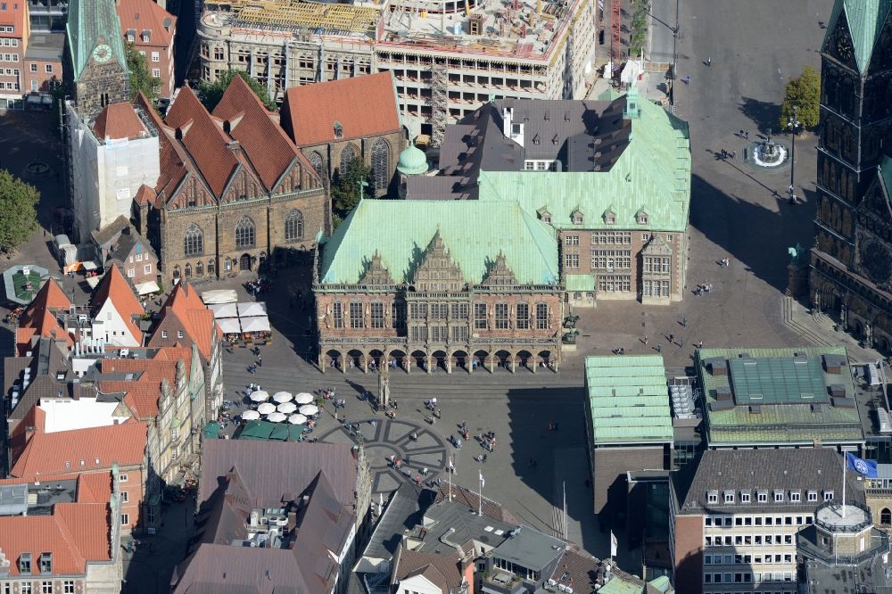 Bremen aus der Vogelperspektive: Gebäude der Stadtverwaltung - Rathaus am Platz Domshof in der Altstadt von Bremen