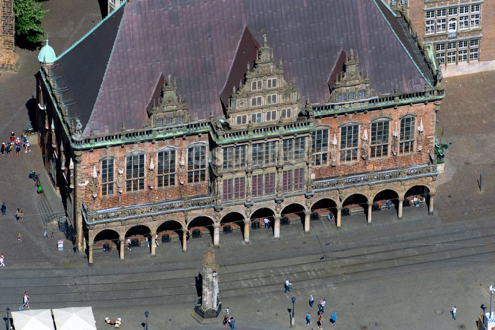 Bremen aus der Vogelperspektive: Gebäude der Stadtverwaltung - Rathaus am Platz Domshof in der Altstadt von Bremen