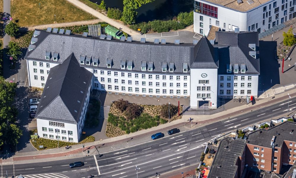 Luftaufnahme Moers - Gebäude der Stadtverwaltung - Rathaus am Rathausplatz in Moers im Bundesland Nordrhein-Westfalen, Deutschland