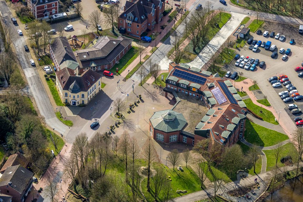 Luftaufnahme Schermbeck - Gebäude der Stadtverwaltung - Rathaus in Schermbeck im Bundesland Nordrhein-Westfalen, Deutschland