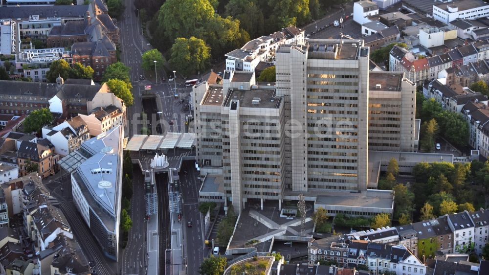 Luftaufnahme Bonn - Gebäude der Stadtverwaltung - Rathaus Stadthaus im Ortsteil Nordstadt in Bonn im Bundesland Nordrhein-Westfalen, Deutschland