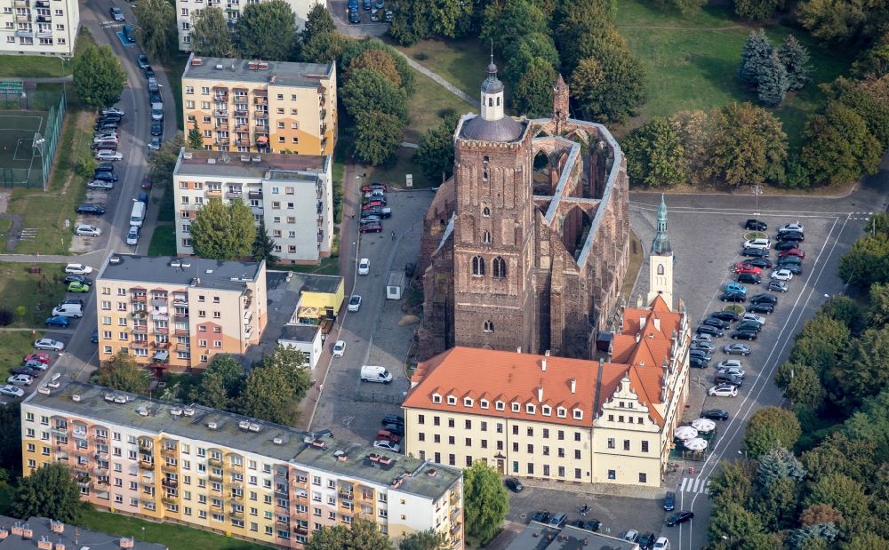 Luftbild Gubin - Gebäude der Stadtverwaltung - Rathaus und Stadtkirche in Gubin in Lubuskie Lebus, Polen