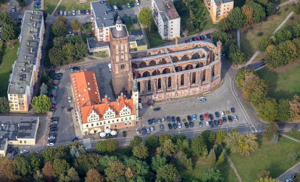 Luftaufnahme Gubin - Gebäude der Stadtverwaltung - Rathaus und Stadtkirche in Gubin in Lubuskie Lebus, Polen