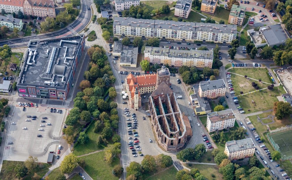 Gubin aus der Vogelperspektive: Gebäude der Stadtverwaltung - Rathaus und Stadtkirche in Gubin in Lubuskie Lebus, Polen