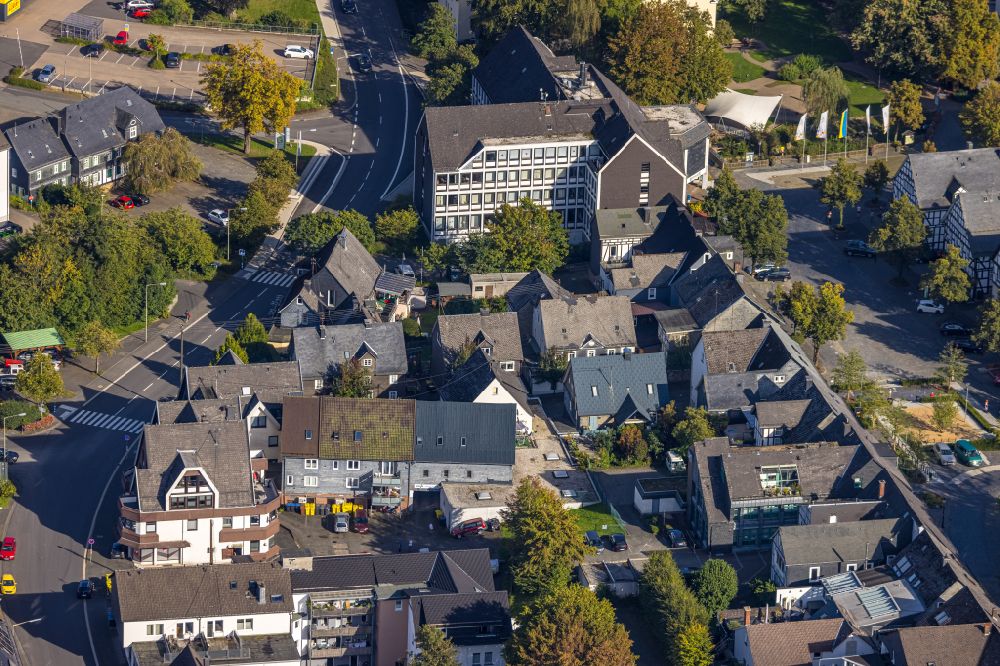 Luftaufnahme Hilchenbach - Gebäude der Stadtverwaltung - Rathaus Stadtverwaltung Hilchenbach in Hilchenbach im Bundesland Nordrhein-Westfalen, Deutschland