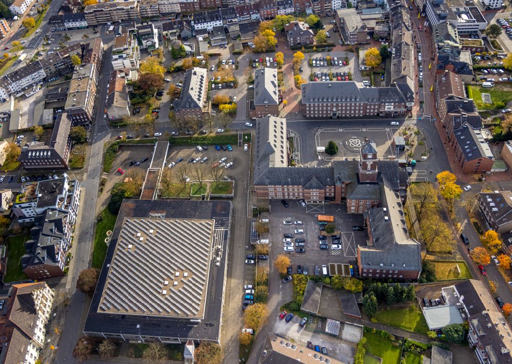 Luftaufnahme Bottrop - Gebäude der Stadtverwaltung - Rathaus und Veranstaltungshalle Saalbau in Bottrop im Bundesland Nordrhein-Westfalen, Deutschland
