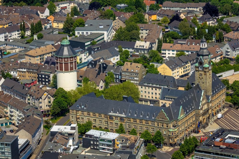 Luftbild Remscheid - Gebäude der Stadtverwaltung - Rathaus und der Wasserturm am Theodor-Heuss-Platz - Hochstraße in Remscheid im Bundesland Nordrhein-Westfalen, Deutschland