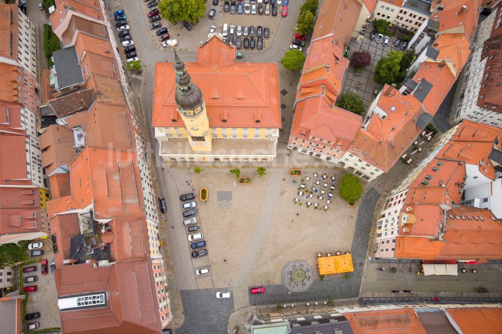 Bautzen von oben - Gebäude der Stadtverwaltung - Rathaus am Wenzelsmarkt in Bautzen im Bundesland Sachsen, Deutschland