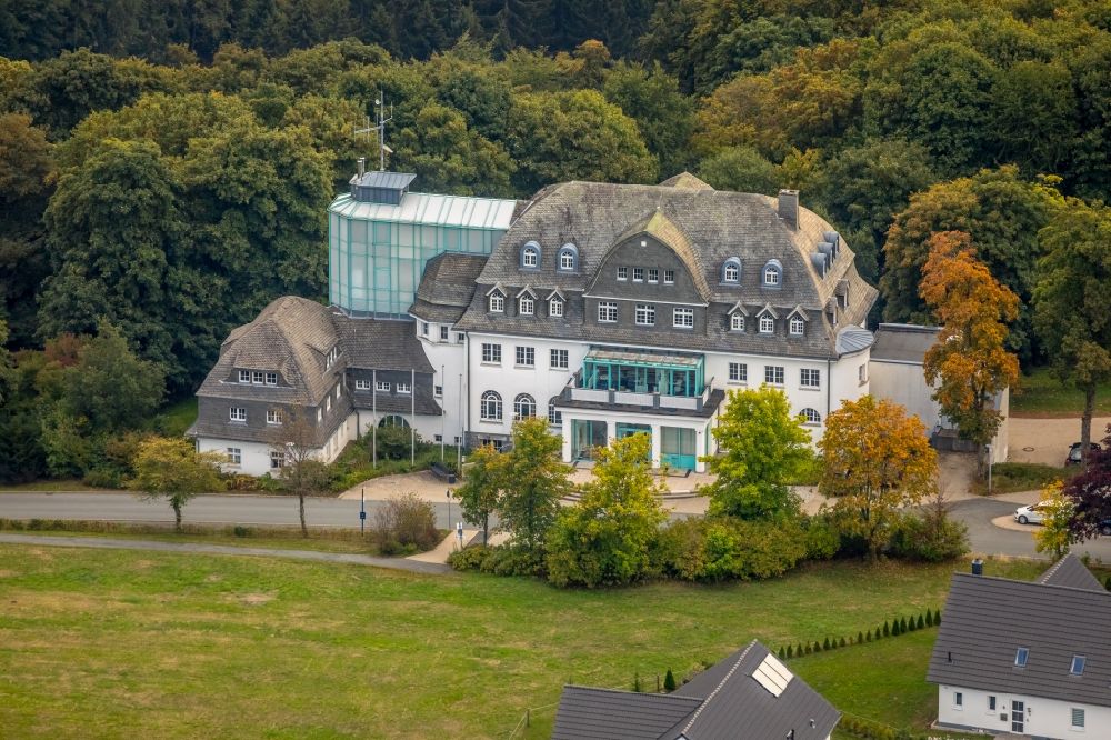 Winterberg aus der Vogelperspektive: Gebäude der Stadtverwaltung - Rathaus in Winterberg im Bundesland Nordrhein-Westfalen, Deutschland