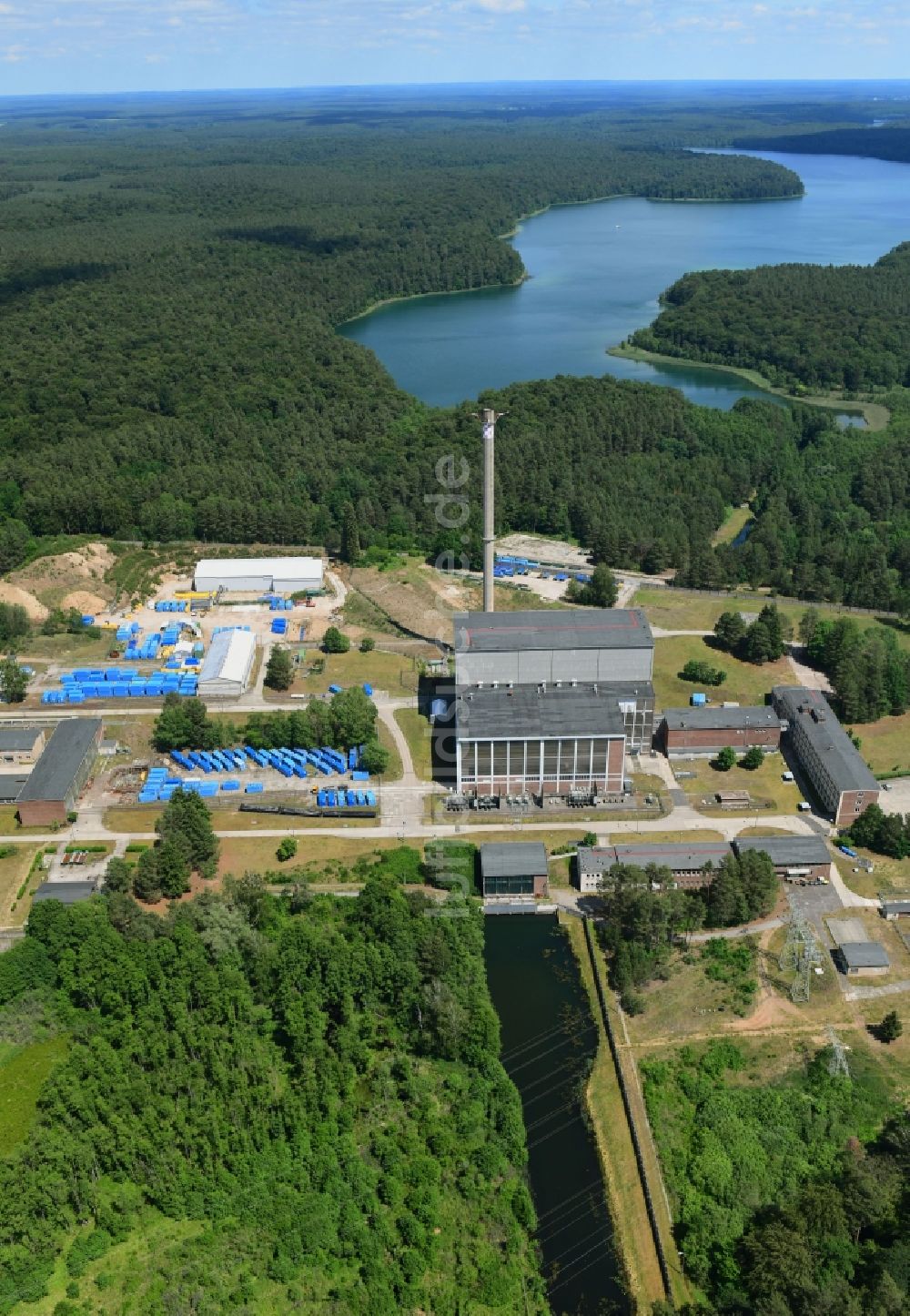 Luftbild Rheinsberg - Gebäude der stillgelegten Reaktorblöcke und Anlagen des AKW - KKW Kernkraftwerk in Rheinsberg im Bundesland Brandenburg, Deutschland