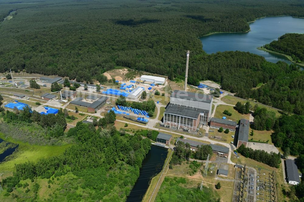 Rheinsberg von oben - Gebäude der stillgelegten Reaktorblöcke und Anlagen des AKW - KKW Kernkraftwerk in Rheinsberg im Bundesland Brandenburg, Deutschland