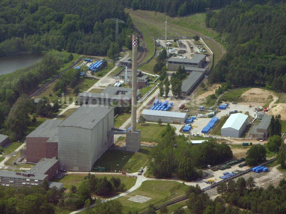 Luftaufnahme Rheinsberg - Gebäude der stillgelegten Reaktorblöcke und Anlagen des AKW - KKW Kernkraftwerk in Rheinsberg im Bundesland Brandenburg, Deutschland
