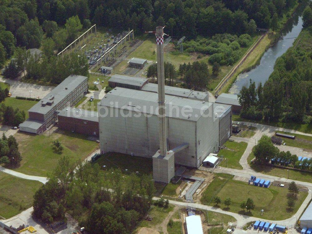 Luftaufnahme Rheinsberg - Gebäude der stillgelegten Reaktorblöcke und Anlagen des AKW - KKW Kernkraftwerk in Rheinsberg im Bundesland Brandenburg, Deutschland