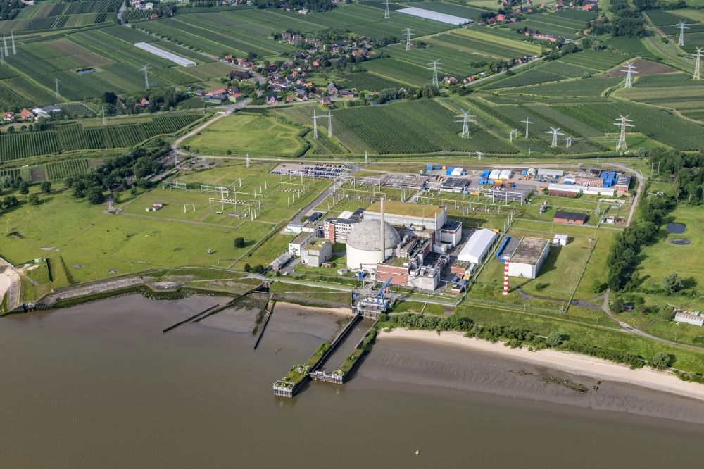 Luftaufnahme Stade - Gebäude der stillgelegten Reaktorblöcke und Anlagen des AKW - KKW Kernkraftwerk Stade in Stadersand im Bundesland Niedersachsen