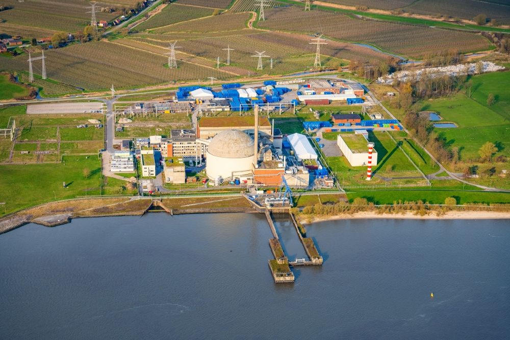 Luftaufnahme Stade - Gebäude der stillgelegten Reaktorblöcke und Anlagen des AKW - KKW Kernkraftwerk Stade in Stadersand im Bundesland Niedersachsen