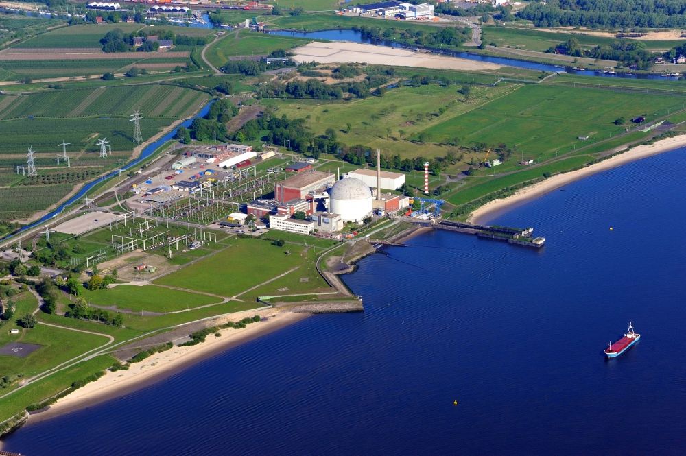 Luftbild Stade - Gebäude der stillgelegten Reaktorblöcke und Anlagen des AKW - KKW Kernkraftwerk Stadersand in Stadersand im Bundesland Niedersachsen