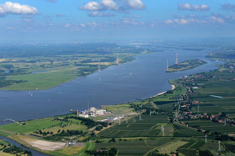 Luftaufnahme Stade - Gebäude der stillgelegten Reaktorblöcke und Anlagen des AKW - KKW Kernkraftwerk Stadersand in Stadersand im Bundesland Niedersachsen