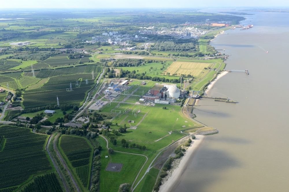 Luftbild Stade - Gebäude der stillgelegten Reaktorblöcke und Anlagen des AKW - KKW Kernkraftwerk Stadersand in Stadersand im Bundesland Niedersachsen